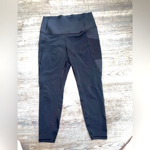GAP slightly cropped yoga pants. Size medium. Black.
